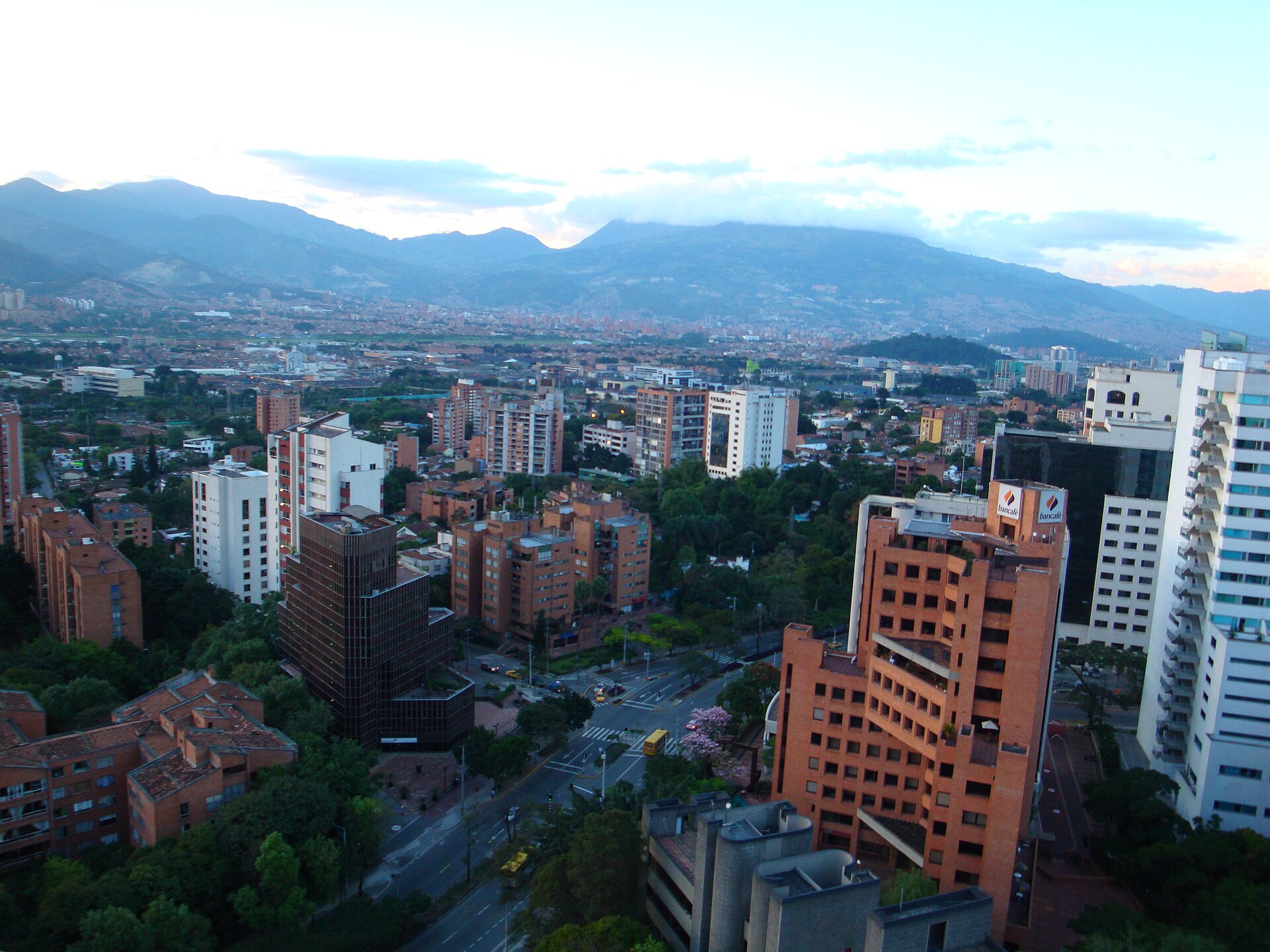 El valle de Aburrá: las torres de El Poblado y las montañas de Medellín